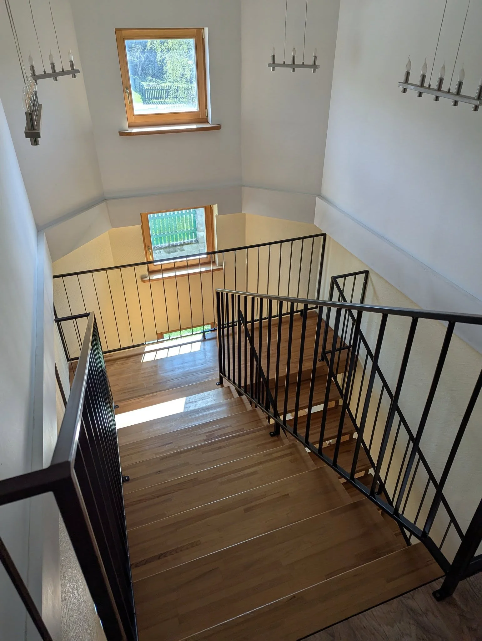 Plānas margas koka kāpnēm